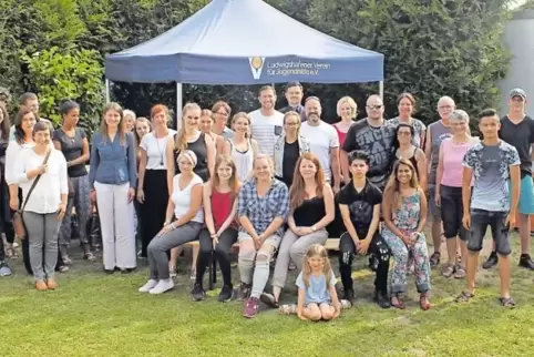 In einem schön gestalteten Garten macht das Feiern noch einmal so viel Spaß: die Bewohner der beiden Wohngruppen bei Abschlussfe