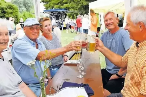 Im Schatten am Wasser mit einem kühlen Bierchen lässt sich die Schwüle am Samstag beim Hafenfest der SGW gut ertragen.