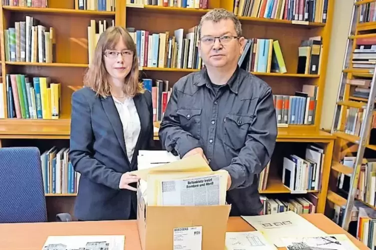 Lucia Taglieber und Klaus J&uuml;rgen Becker sortieren Fotos und andere Zeitdokumente im Stadtarchiv. Auch auf die Aussagen vieler Ze