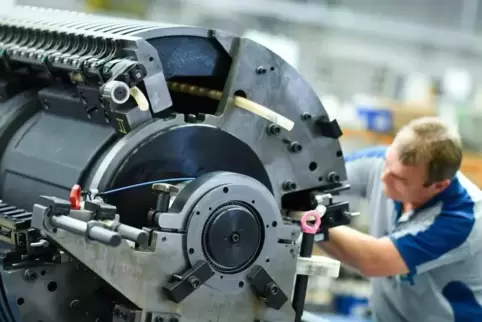 Ein Mitarbeiter der Heidelberger Druckmaschinen AG bei Messungen an einem Teil einer Großformat-Druckmaschine. Foto: dpa