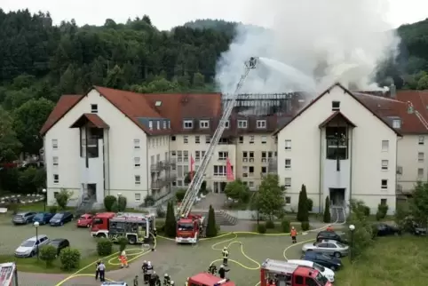 Die Feuerwehr hatte am vergangenen Donnerstag alle Hände voll zu tun, um den Brand in dem Seniorenheim unter Kontrolle zu bekomm