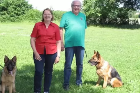 Freuen sich auf Sonntag: Brigitte Bier und Hans-Peter Heß, die Vorstände des Schäferhundevereins Ramstein, mit ihren Hündinnen N