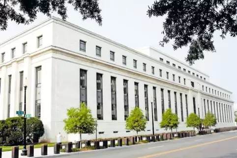 Experten erwarten heute einen Zinsschritt der US-Notenbank Fed, hier das Gebäude der Federal Reserve (Fed) in Washington.
