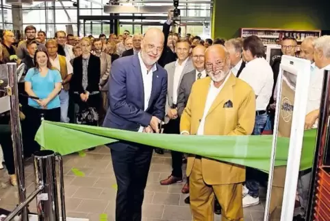 Michael Dausend (links), Geschäftsführer der Wasgau-Metzgerei, und Anton Preussler von der Firma Prebag durchschnitten gemeinsam