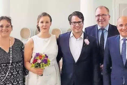 Partnerschafts-Traumpaar: die Hofmanns eingerahmt von der Standesbeamtin und den Bürgermeistern Torsten Bechtel und René Pöltl (