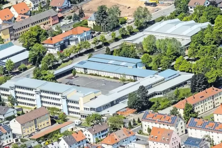 Die Integrierte Gesamtschule in Grünstadt von oben: Die Schule setzt auf gemeinsames Lernen und will Wissen vermitteln, das auch