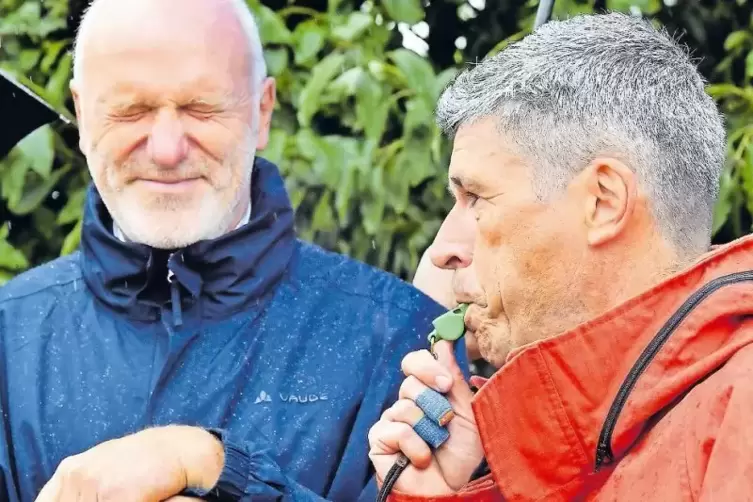 Ganz sch&ouml;n laut: Markus Merks Anpfiff. Georg Riede, Vorsitzender der Erzeugergemeinschaft Pf&auml;lzer Grumbeere, zuckt zusammen.