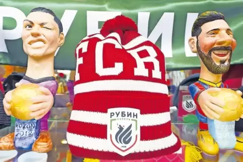 In einem WM-Souvenirshop in Kasan vereint – wenn auch nur als karikierende Puppen: Lionel Messi (rechts) und Cristiano Ronaldo.