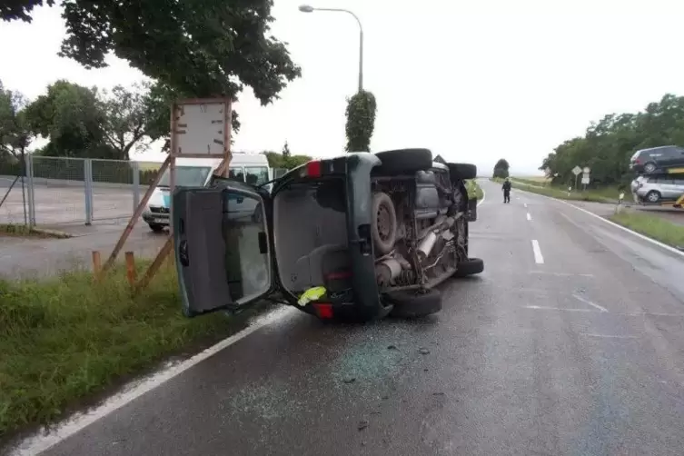 Der Ford Galaxy des Autofahrers blieb auf der Seite liegen. Sein Fahrer verletzte sich nur leicht. Foto: Polizei