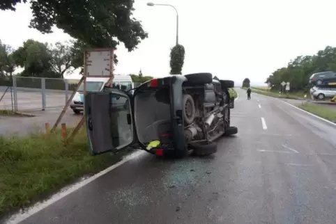 Der Ford Galaxy des Autofahrers blieb auf der Seite liegen. Sein Fahrer verletzte sich nur leicht. Foto: Polizei