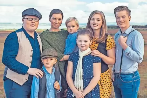 Mit seiner Familie auf Tour: Angelo Kelly (links).