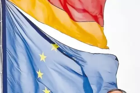 Minister Konrad Wolf vor der Europa-Fahne.