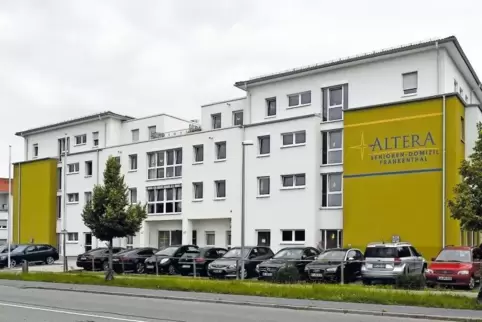 74 Senioren leben nach Angaben des Landesamts derzeit im Altera-Pflegeheim in der Schraderstraße.