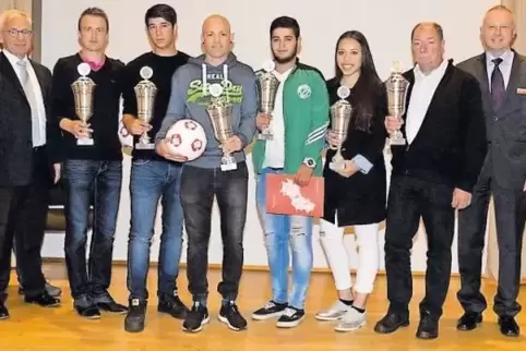 Die fairsten Teams im Fußballkreis Kusel-Kaiserslautern sind in der Kreissparkasse Kusel ausgezeichnet worden. Das Foto zeigt di