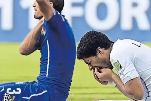 Der eine hält sich die Schulter, den anderen schmerzt er Kiefer: Luis Suarez und Giorgio Chiellini.
