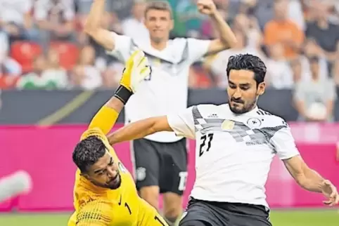 Saudi-Arabiens Torhüter Abdullah Al-Mayouf im Spiel gegen Deutschland, rechts Ilkay Gündogan.