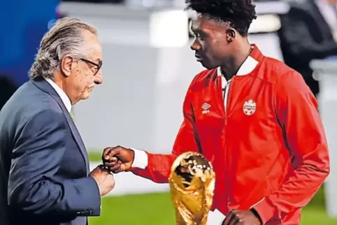 Decio De Maria (links), Präsident des mexikanischen Fußball-Verbandes, und der kanadische Nationalspieler Alphonso Davies bei de
