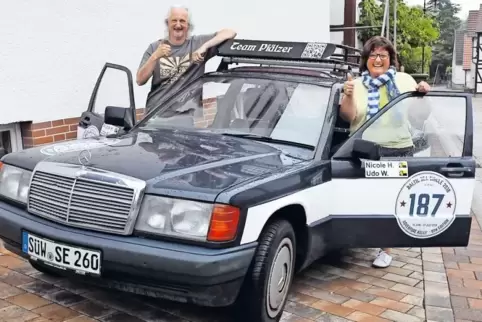 Starten heute in Hamburg bei der Rallye „Baltic Sea Circle“ in Richtung Nordkap mit ihrem alten 190er Mercedes: Udo Witte und Ni