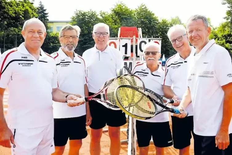 Weißer Sport: Die Herren 65 des TC Römerberg sind als Champion der B-Klasse in die A-Klasse aufgestiegen. Unser Bild zeigt sie a