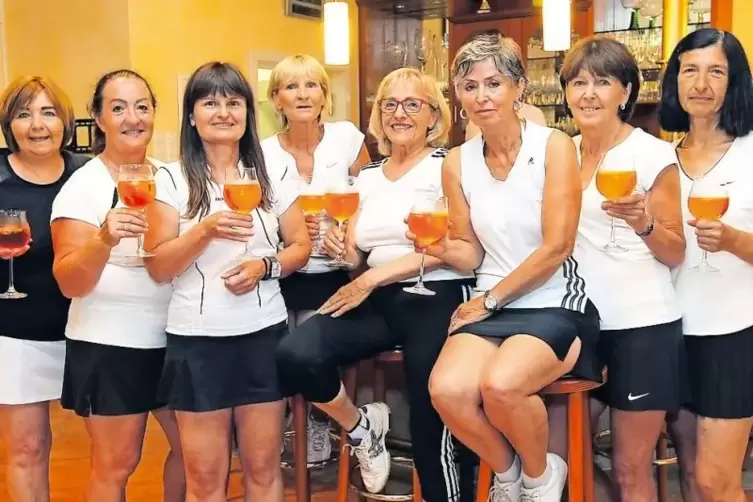 Na dann Prost: Die Damen 55 der SG TC Dudenhofen/TuS Heiligenstein/SW Speyer steigen als Pfalzligameister in die Verbandsliga au