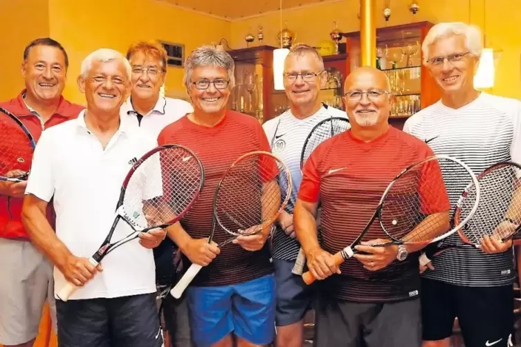 Aufsteiger rot-wei&szlig;: Die Herren 60 II des TC Dudenhofen sind als Titeltr&auml;ger der A-Klasse in die n&auml;chsth&ouml;here Pfalzliga eingezog