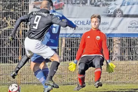 Leistadts Christian Wahl scheitert in dieser Szene an der Abwehr des VfL Neuhofen.