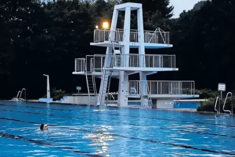 Vor fünf Jahren lockte das Schwimmbadfest zum 40. Geburtstag nur vereinzelte Schwimmer an ? diesmal soll das Wetter besser werde
