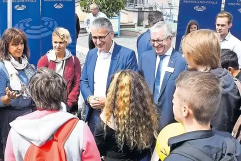 Landtagspräsident Hendrik Hering (Mitte, im blauen Anzug) und sein Stellvertreter Hans-Josef Bracht (rechts daneben) luden geste
