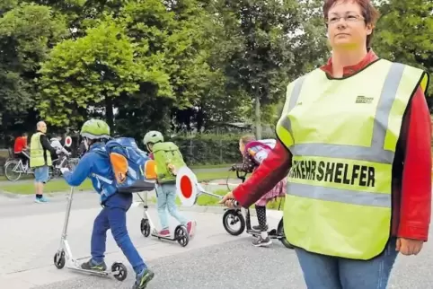 Lässt die Kinder sicher über die Iggelheimer Straße an der Grundschule in Dudenhofen: Schülerlotsin Tanja Amann.