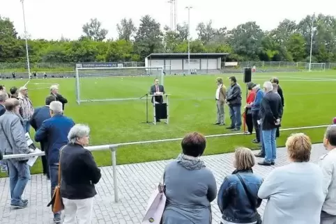 Thomas Peter, geschäftsführender Vorstand des TuS Göllheim (am Rednerpult), dankte vor zahlreichen Gästen insbesondere den Geldg