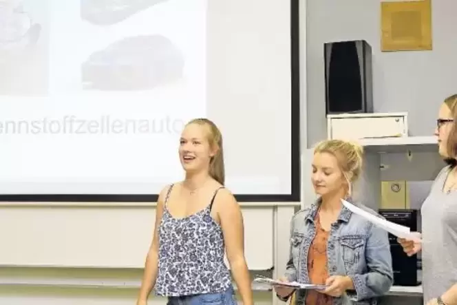 Annika, Marie, Laura Luisa und Annkathrin (von links) stellen zum Abschluss des MINT-EC-Camps am Leininger-Gymnasium in Grünstad