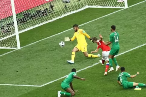  Denis Tscheryschew aus Russland (rotes Trikot) erzielt den Treffer zum 2:0 gegen Saudi-Arabien.  Foto: Charisius/dpa 