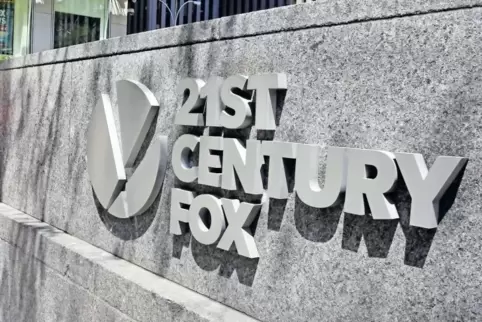 Das Logo von 21st Century Fox am Eingang der Firmenzentrale in New York.