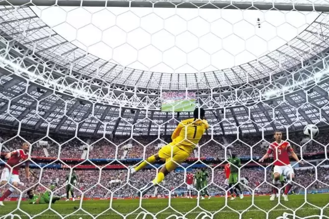 Das erste WM-Tor 2018: Juri Gasinski (links) trifft zum 1:0 für Russland gegen Saudi-Arabien.