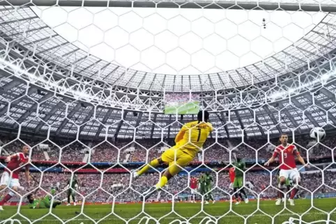 Das erste WM-Tor 2018: Juri Gasinski (links) trifft zum 1:0 für Russland gegen Saudi-Arabien.