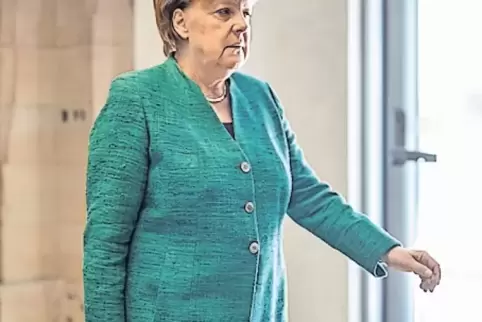 Schwerer Gang: Ihre CDU-Abgeordneten bittet Kanzlerin Angela Merkel um Geduld bis zum EU-Gipfel.