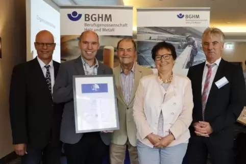 Firma Böhl erhält das Gütesiegel „Sicher mit System“ der Berufsgenossenschaft Holz und Metall (von links): Günter Wagenhäuser (B