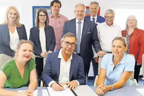 Beim Unterzeichnen des Weiterbildungsverbunds (vorn, von links): Gabriele Behr, Alexander Reidick und Sonja Lehnert, (hinten, vo