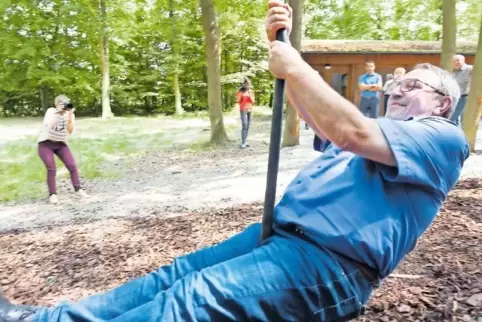 Hält: Landrat Otto Rubly probierte die neue Seilbahn gleich aus.