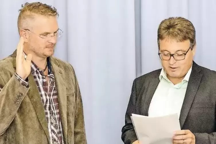Ein „Reingeschlenkerter“ hat das Vertrauen der Bevölkerung gewonnen: Beigeordneter Michael Diehl (rechts) vereidigt Daniel Köble