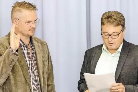 Ein „Reingeschlenkerter“ hat das Vertrauen der Bevölkerung gewonnen: Beigeordneter Michael Diehl (rechts) vereidigt Daniel Köble