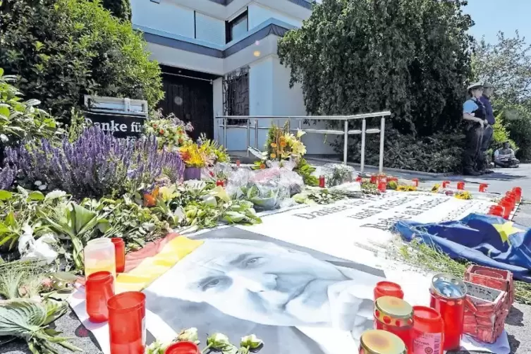 Vor einem Jahr: Blumen und Kerzen vor dem Kanzlerbungalow.