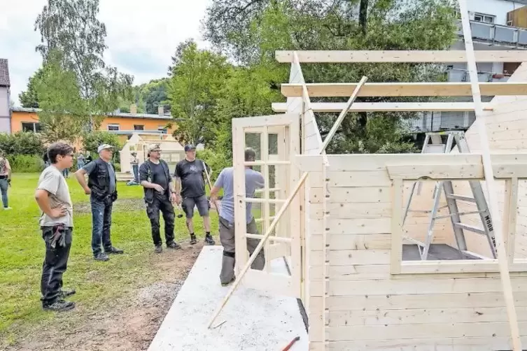 Mitarbeiter und Azubis der Prego Services GmbH engagierten sich beim Bau von Holzbungalows auf dem Gelände der Galappmühle.