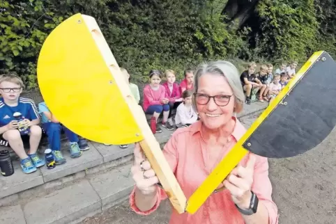 Auf die Plätze, fertig, los: die scheidende Grundschulleiterin Sabine Gilles beim Sportunterricht.