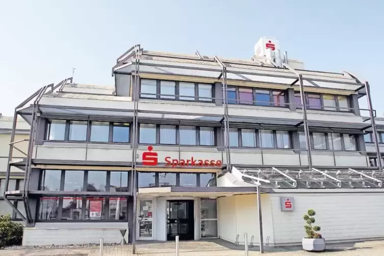 Zweckbauten wie die Kreissparkasse in Waldmohr schossen aus dem Boden &ndash; weichen musste auch historische Bausubstanz wie dieses B