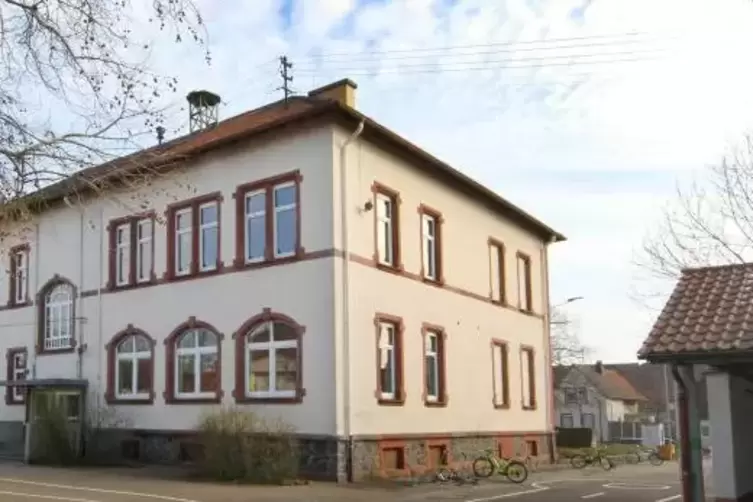 Tatort Iggelheimer Grundschule: Hier haben die beiden Papiertonnen am Samstag gebrannt.  Foto: Lenz 