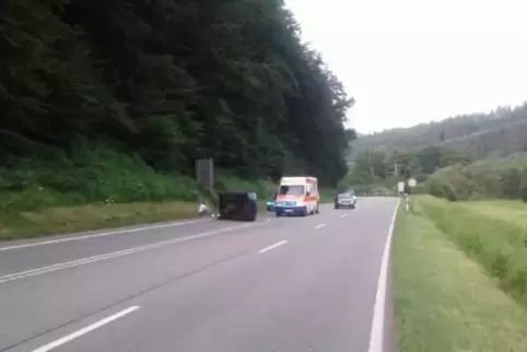 Der 56-jährige Fahrer konnte sich aus dem Wagen befreien. Foto: Polizei 