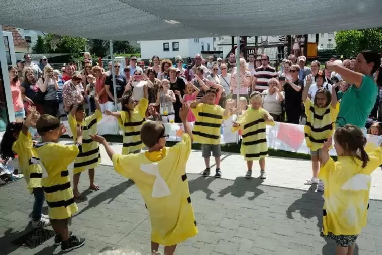 Mit einem Bienentanz feierten die Kleinen die Einweihung ihres „neuen“ Kindergartens. Foto: Moschel