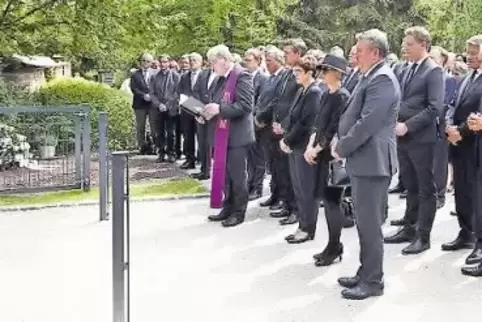 Die Trauergemeinde an Helmut Kohls Grab im Adenauerpark.