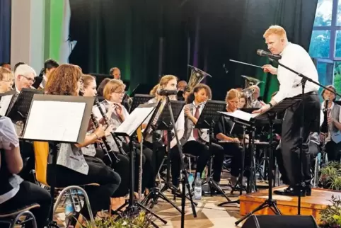 Gelungener Mix: Beim Konzert des Bolander Musikvereins wechselten sich nicht nur Instrumental- und Gesangsstücke ab, auch die Mi